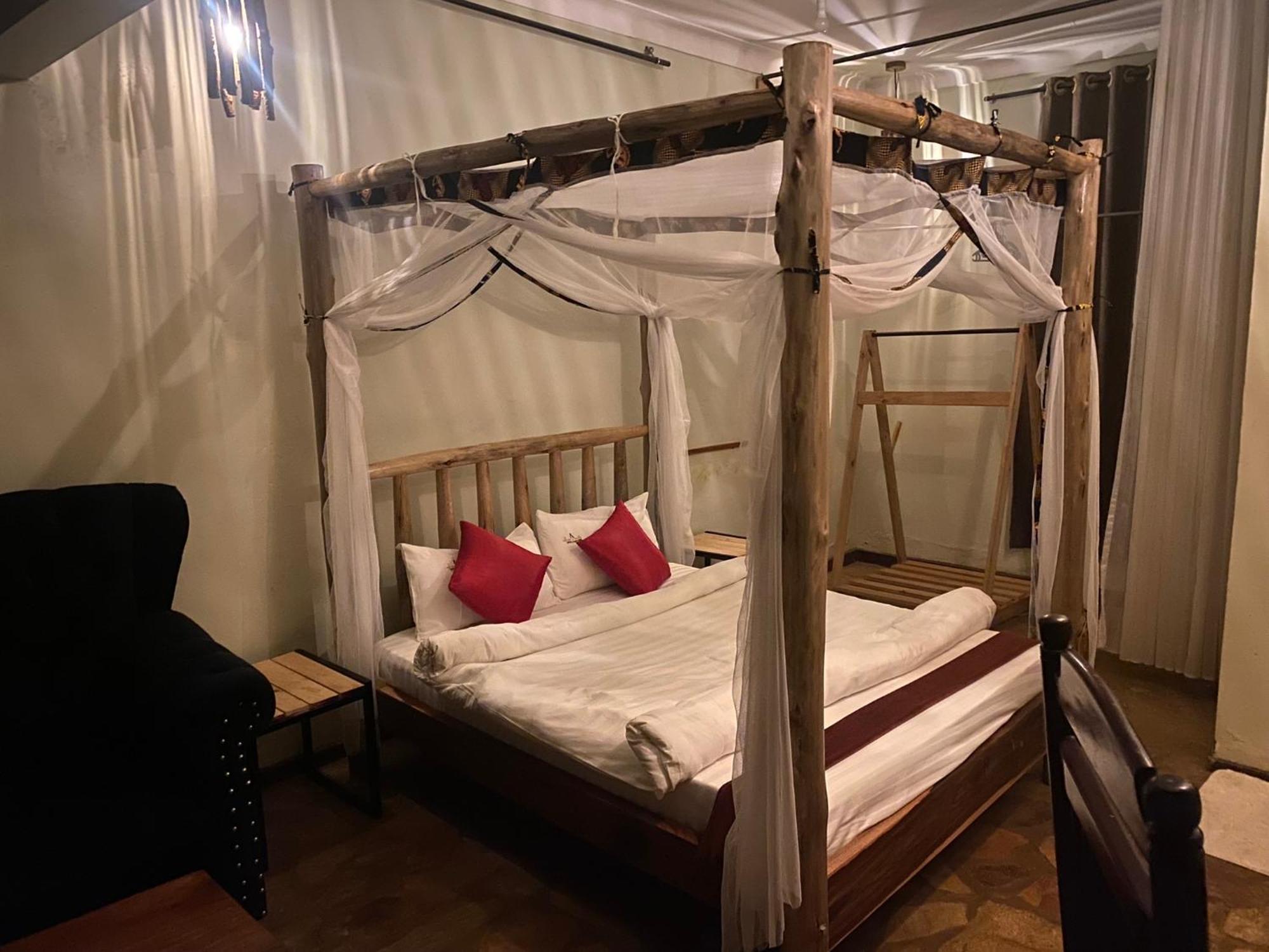Afro Smile Hotel & Guest House 金贾 外观 照片
