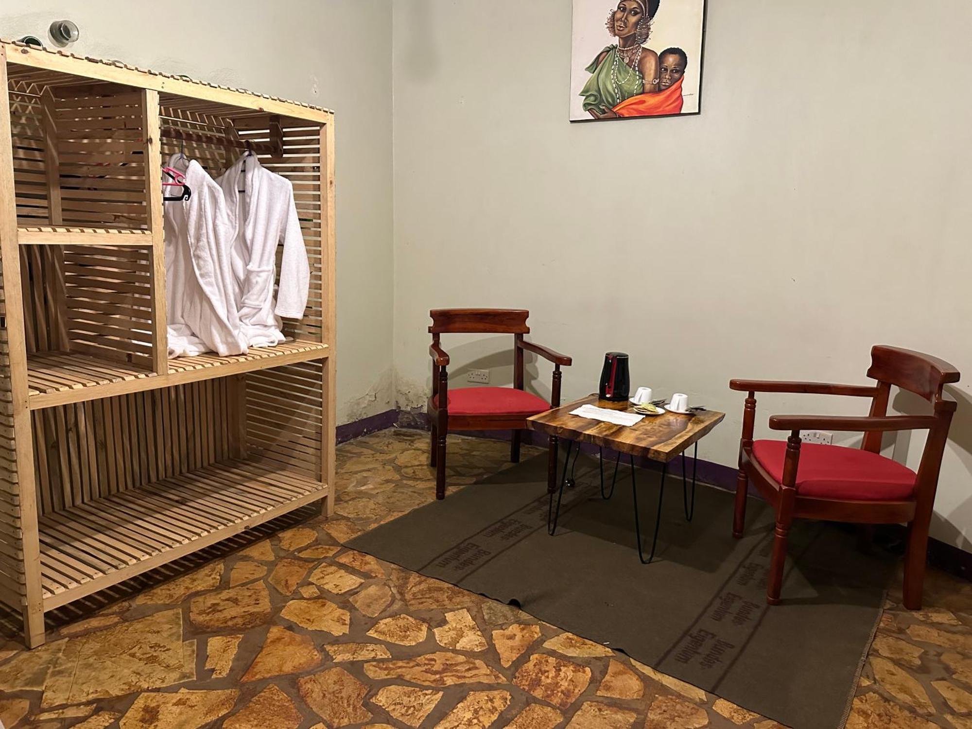 Afro Smile Hotel & Guest House 金贾 外观 照片