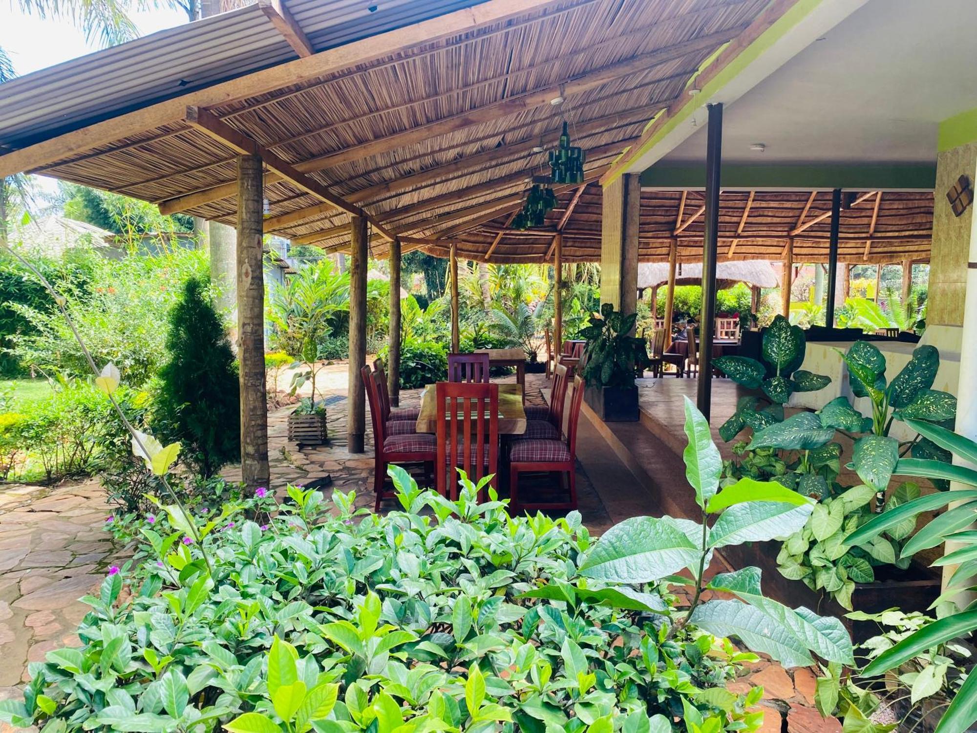 Afro Smile Hotel & Guest House 金贾 外观 照片