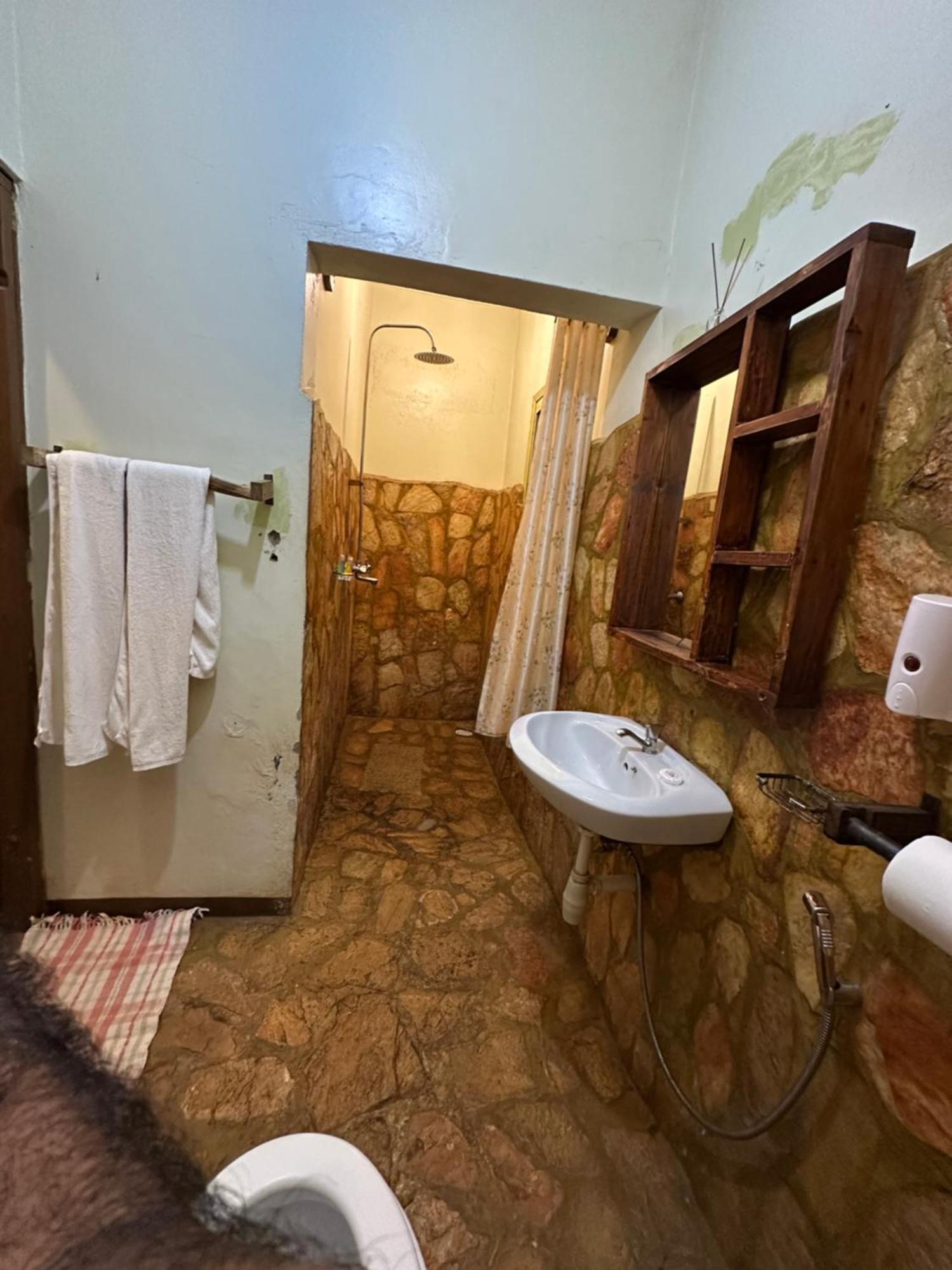 Afro Smile Hotel & Guest House 金贾 外观 照片