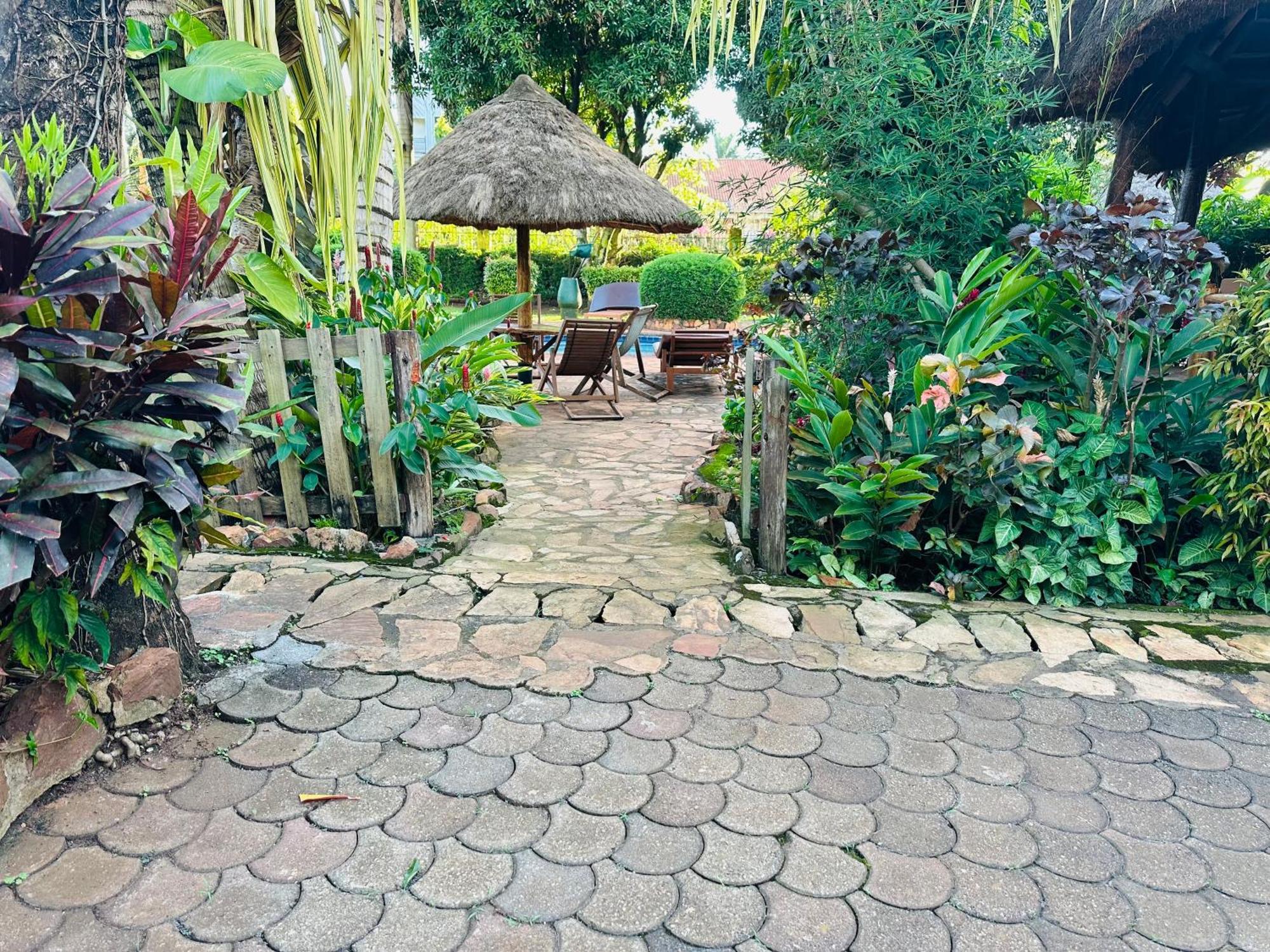 Afro Smile Hotel & Guest House 金贾 外观 照片